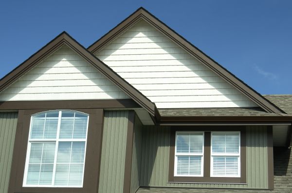 Professional Vertical Vinyl Siding Repair